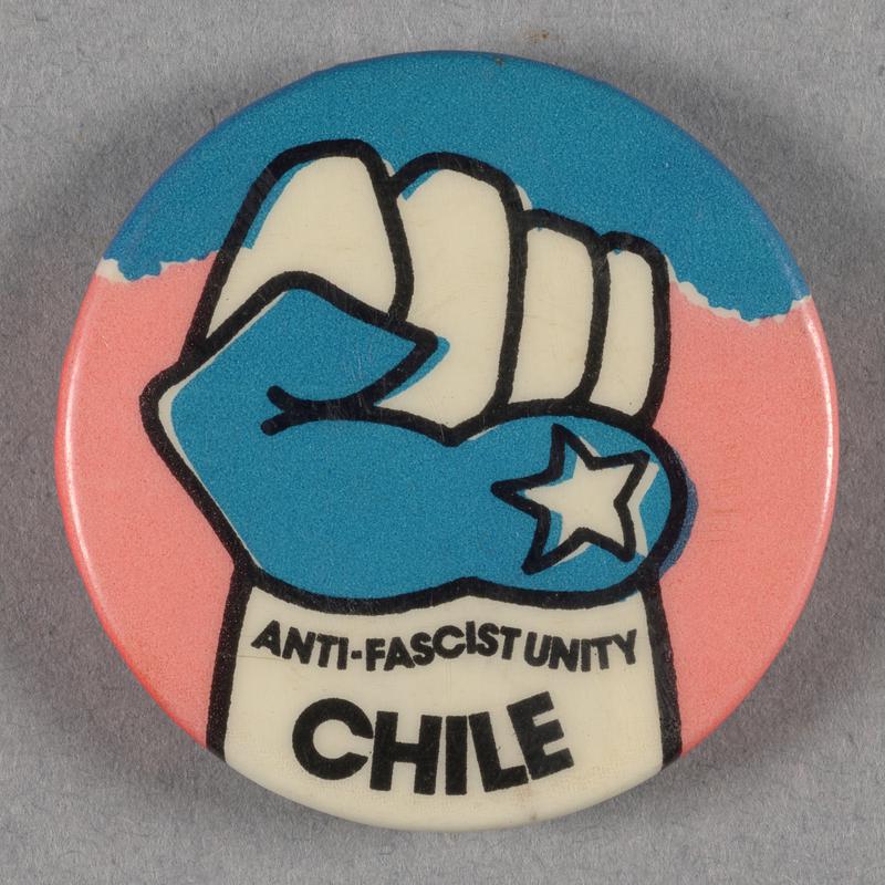 Badge with slogan 'ANTI-FASCIST UNITY CHILE'.