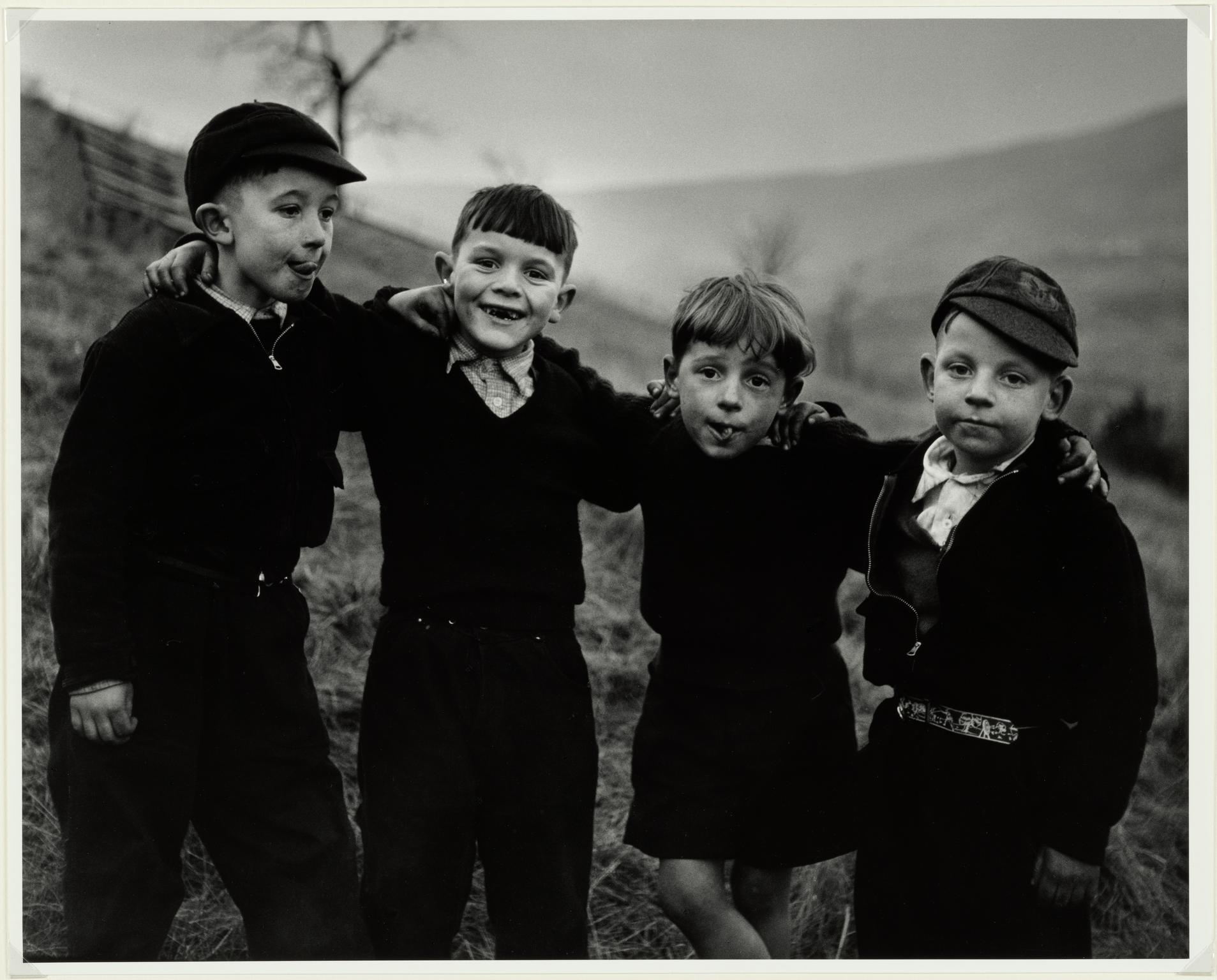 Pedwar bachgen mewn rhes, Rhondda, 1957