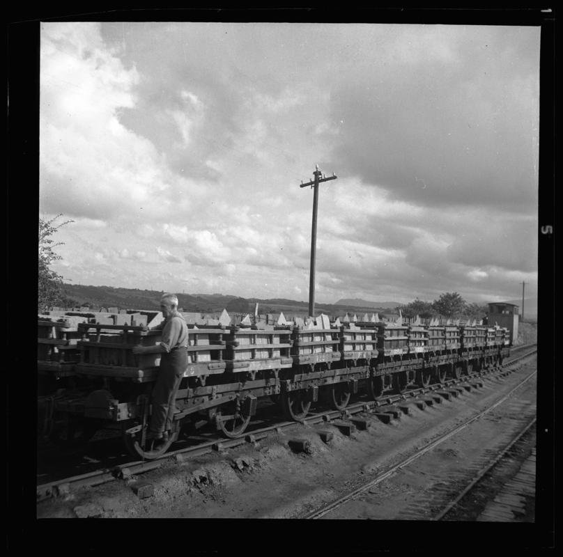 Transporter wagons carrying slate on their way to Port Dinorwic, 1958-60.