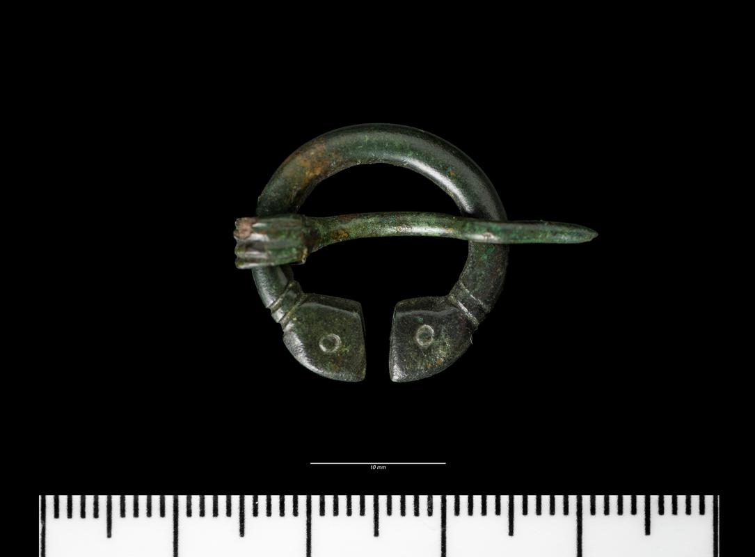 Early Medieval copper alloy penannular brooch