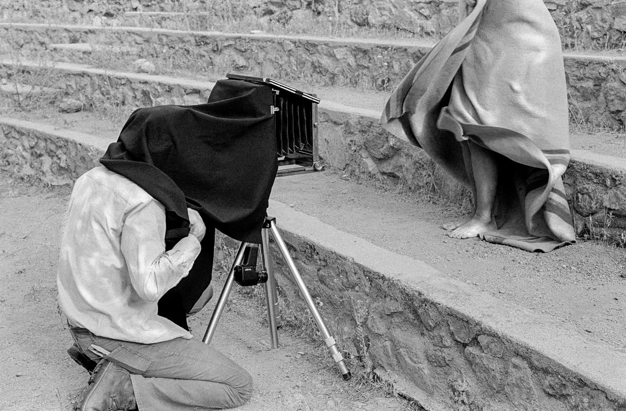 USA. ARIZONA. A student photographer takes pictures of another student on one of Cole WESTON's nude workshops in the Arizona desert. 1979.