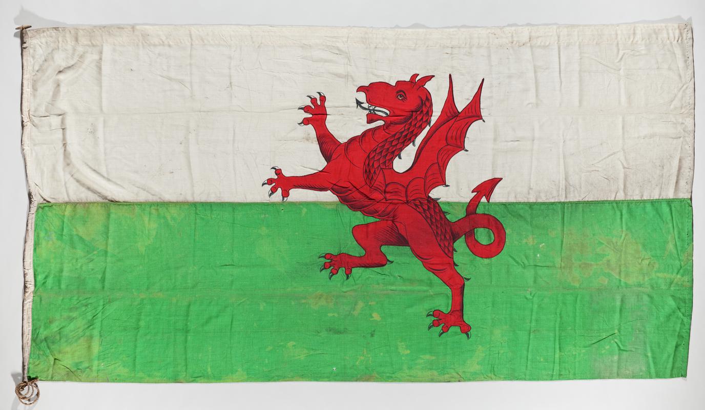 Flag displayed at the departure dinner held for Captain Robert Falcon Scott and his officers in the Royal Hotel in Cardiff on 13 June 1910, two days before the expedition sailed for Antarctica. It was flown on the mainmast of the Terra Nova when the ship returned to Cardiff at the end of the expedition on 14 June 1913.

length: 3470mm (including toggle but minus length of rope
width: 1900 (including toggle)