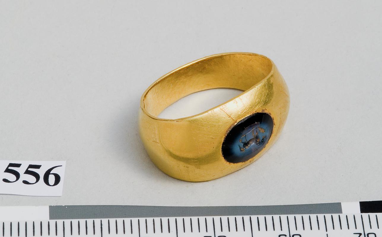 Roman gold finger ring with intaglio