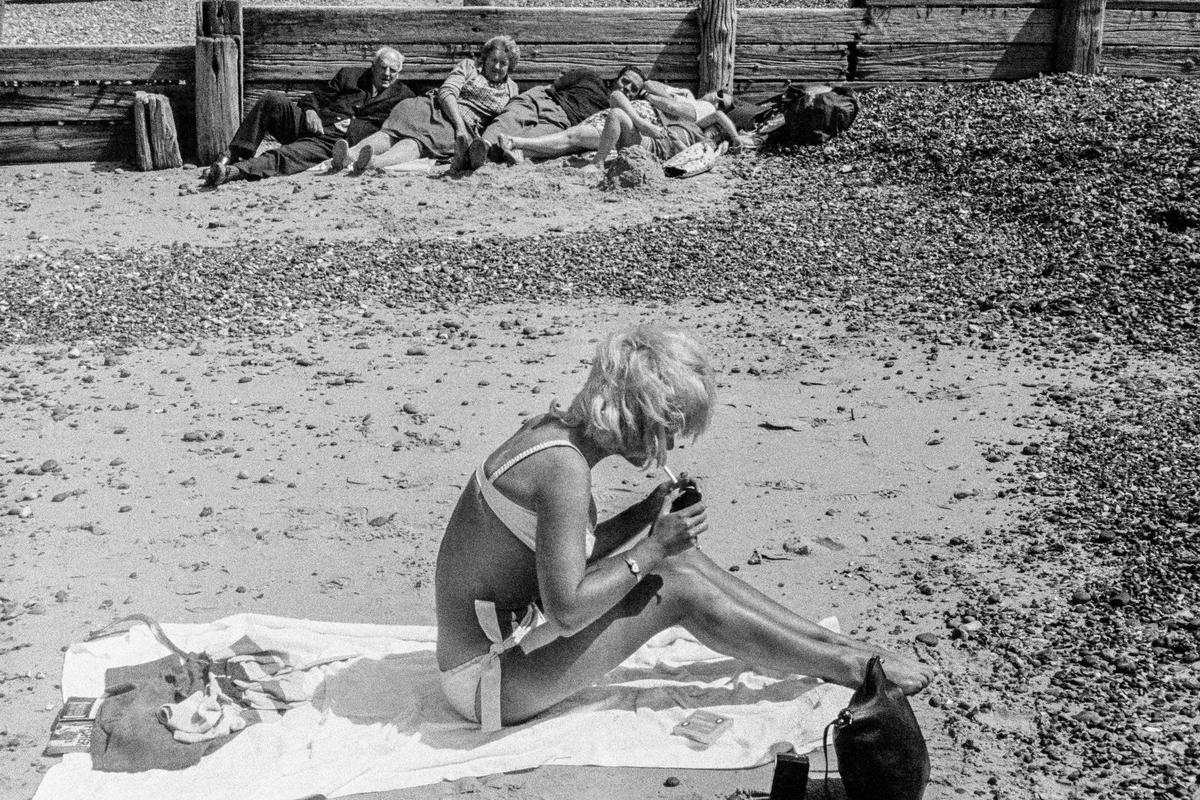 GB. ENGLAND. Herne Bay. Youth and age mix on the beach. 1963.