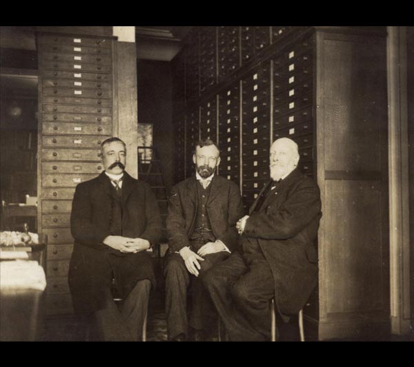 Y casglwyr  Phillipe Dautzenberg, Charles Hedley a Henri Fischer - Paris, Hydref 1912.