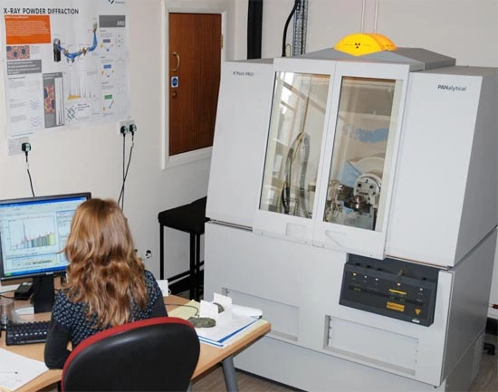 Peiriant diffreithio â phelydr ecs