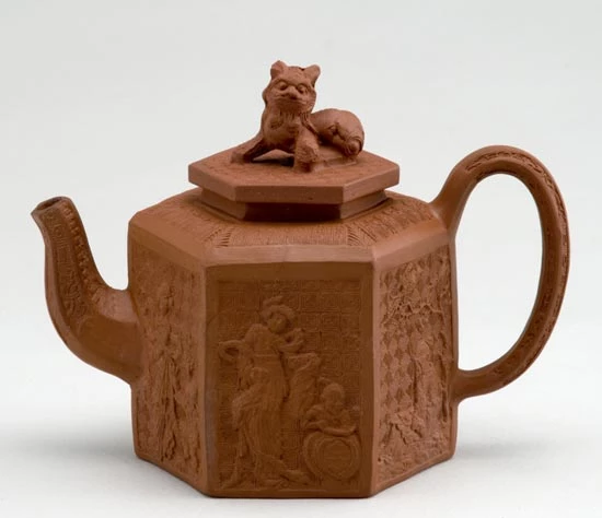 Tebot crochenwaith caled coch ag addurn <em>chinoiserie</em> wedi'i fowldio