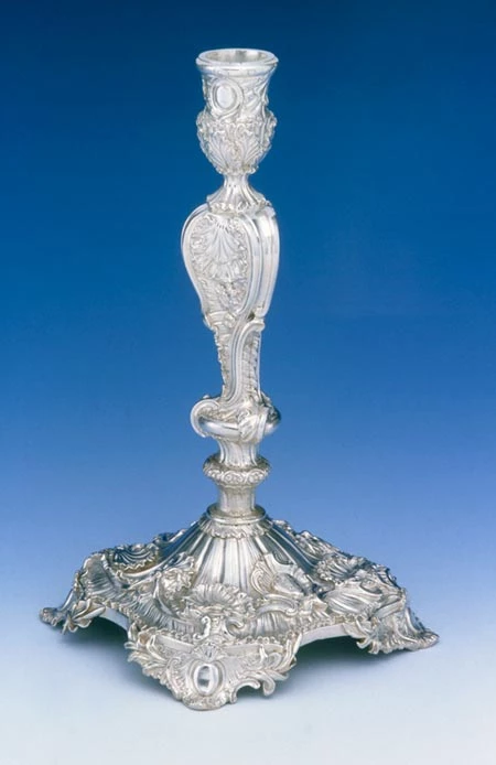 Canwyllbren gan of arian Protestannaidd o Ffrainc, Lewis Pantin yn yr arddull rococo ffasiwn newydd. 1734.