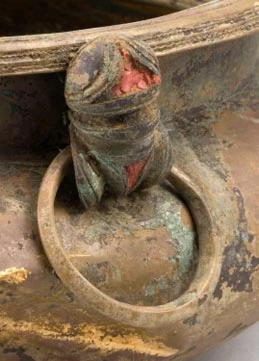 Y ddolen addurnedig (arfbais) ar y ddysgl fawr