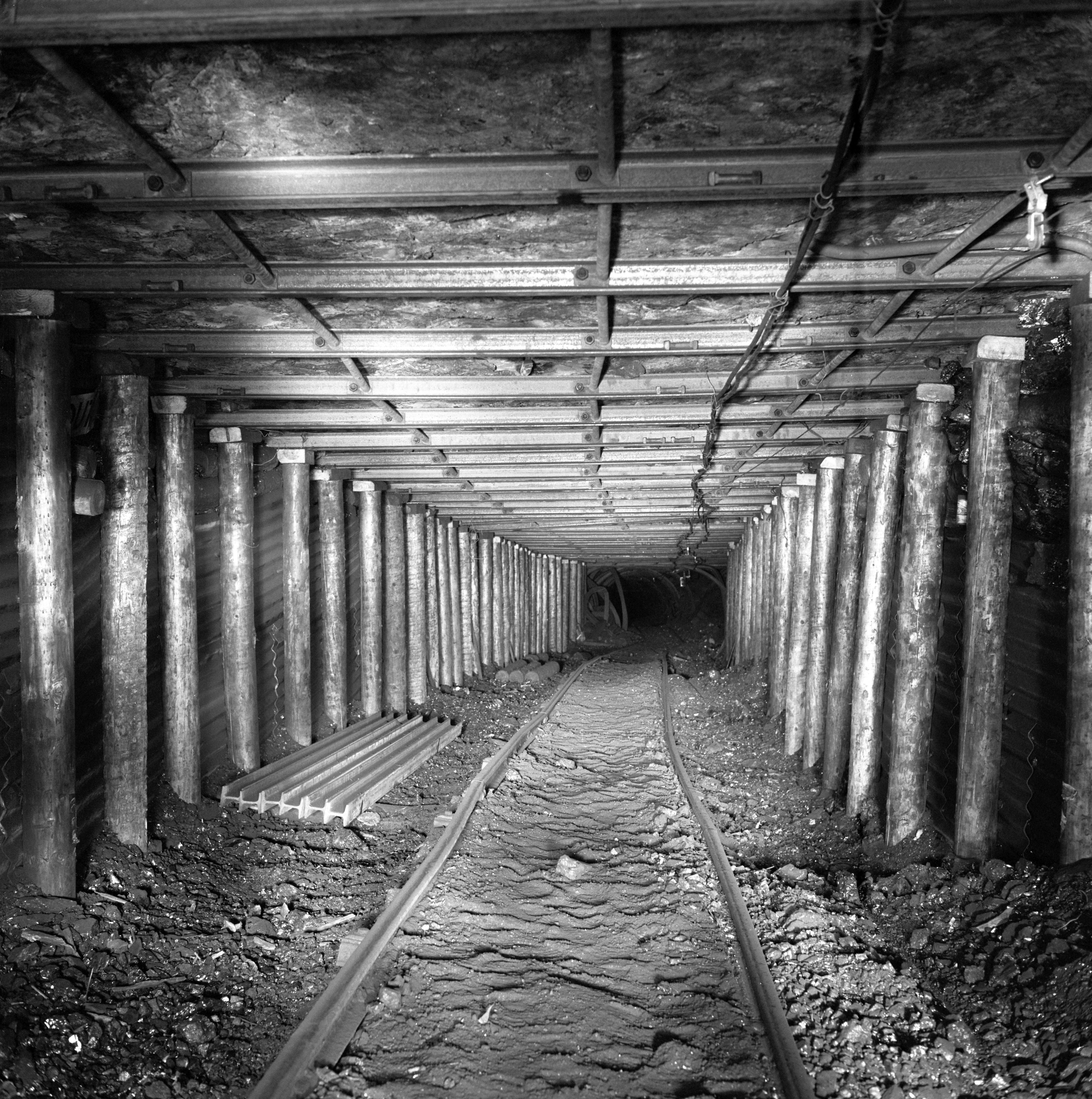 Pwll Glo Cwmgwili, ffordd gludo gyfan yn cael ei chynnal gan brenau, 1978