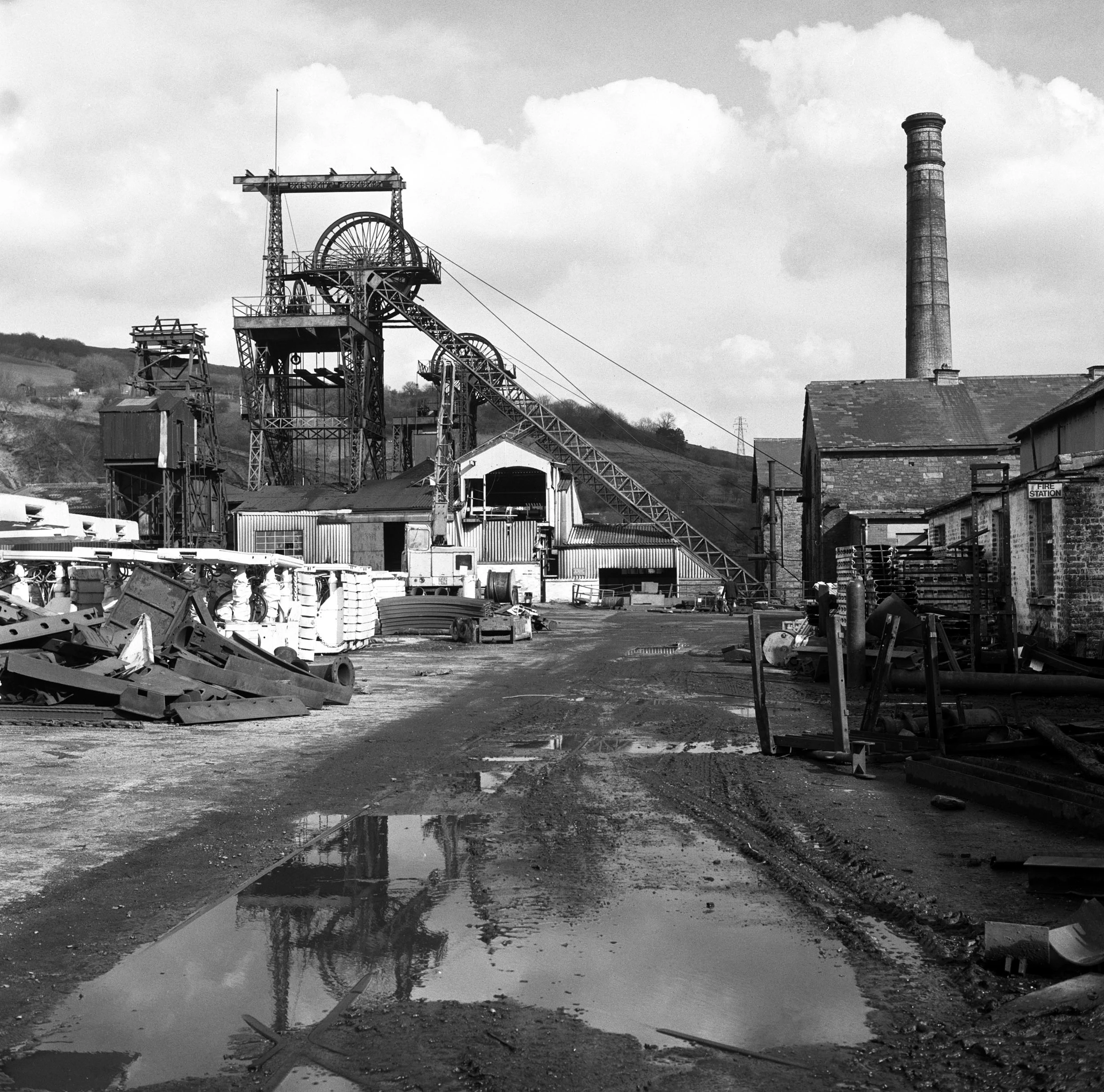 Pwll Glo Lewis Merthyr, 1977, cynhaliaid y to hydrolig yn yr iard yn disgwyl cael eu cludo o dan y ddaear.