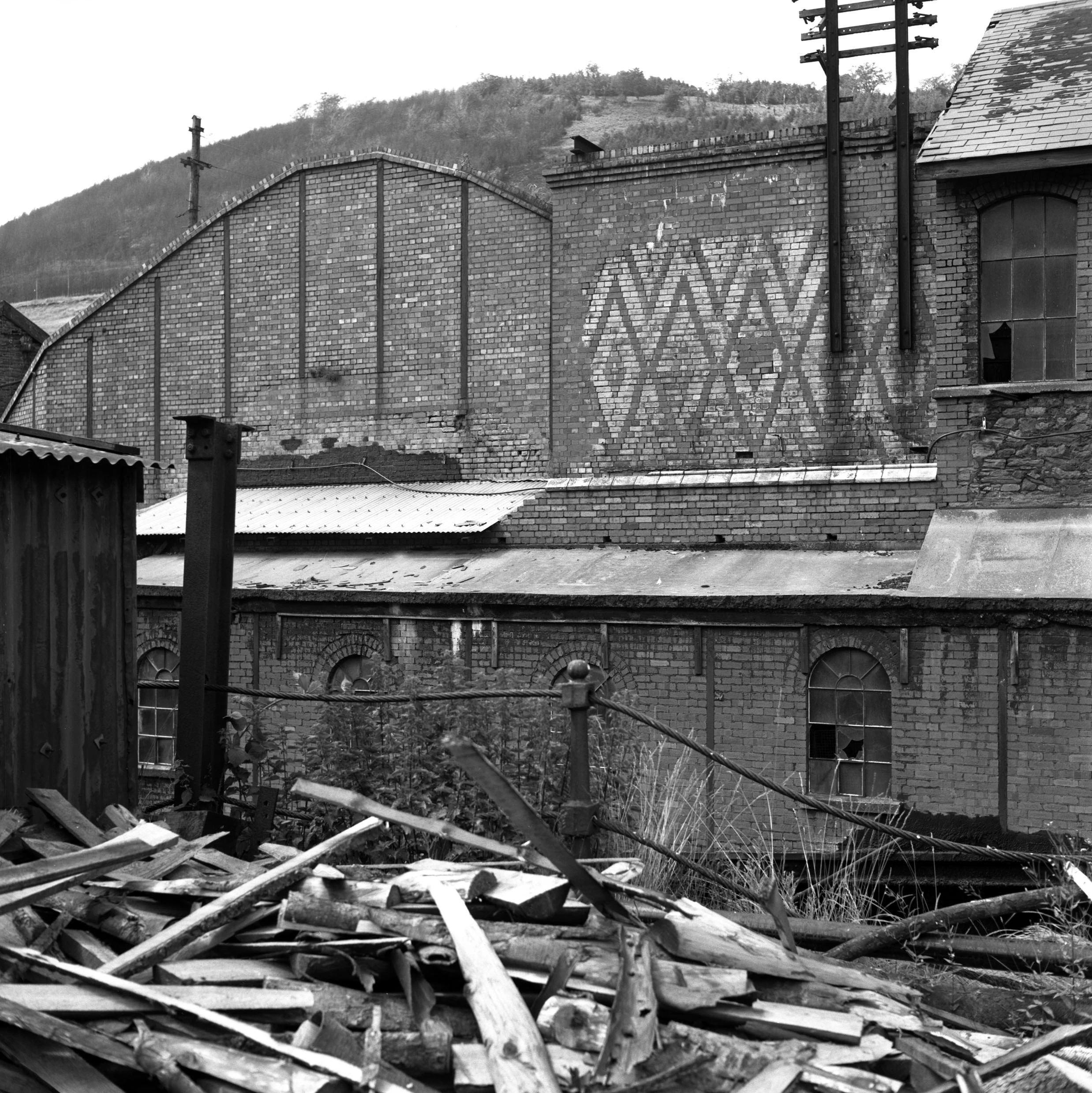 Pwll Glo Cwmtyleri, gwaith bric addurnedig ar adeilad ffan awyru, 1980