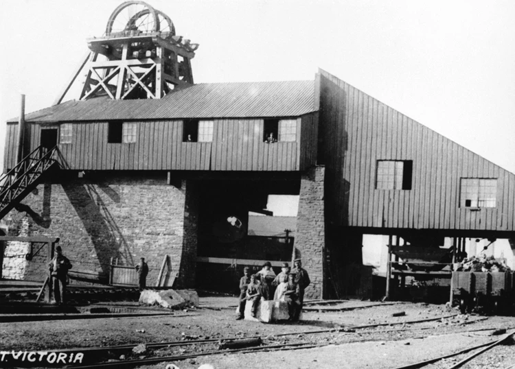 Roedd Pwll Rhif 6, Victoria, a suddwyd ym 1838, yn cynhyrchu golosg ar gyfer Gwaith Haearn Victoria