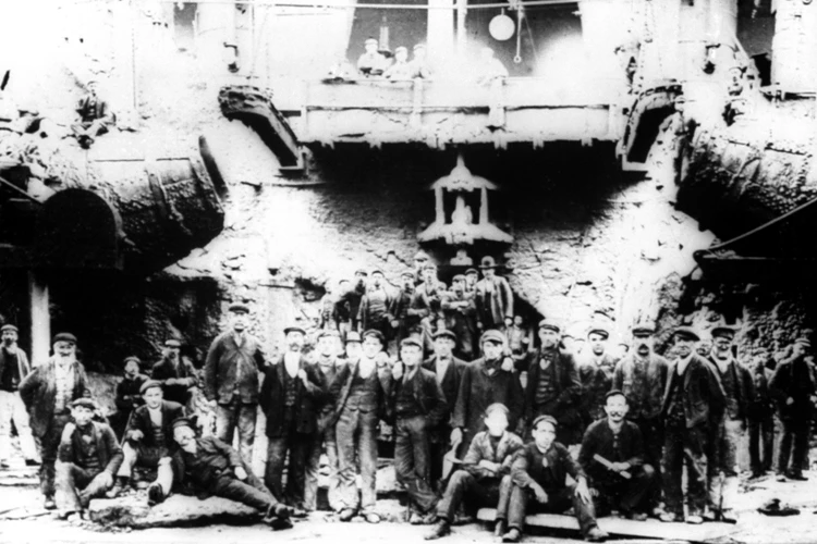 Thrawsnewidydd Bessemer -  un o'r ddau le cyntaf ym Mhrydain i wneud hynny.