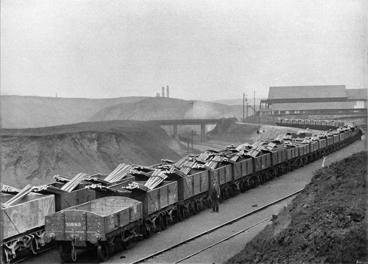 Biledau - cynnyrch deng awr o waith - o'r Gwaith Dur Bessemer.