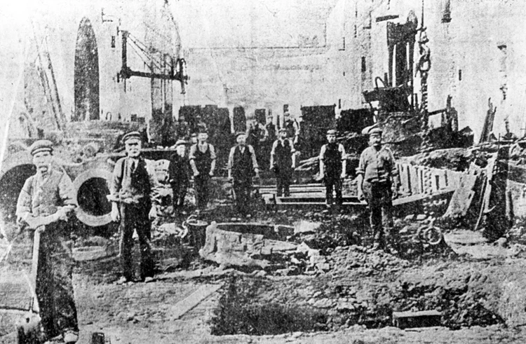 Roedd Ffowndri Victoria, a ailadeiladwyd ym 1902, yn cynhyrchu 18,000 tunnell o gastiniau y flwyddyn.