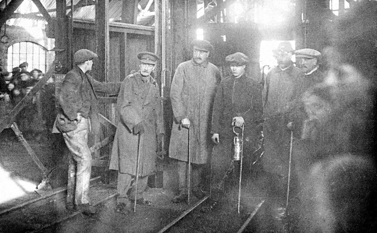 Tywysog Cymru yn ystod ei ymweliad â Phwll Victoria Rhif 5 ym 1918.