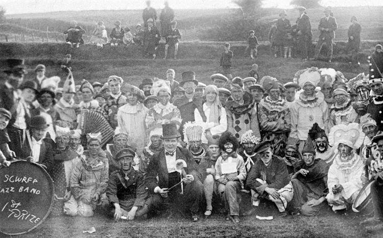 Yn ystod anghydfod diwydiannol y 1920au a dirwasgiad y 1930au roedd y bandiau jazz yn creu tipyn o hwyl ac yn codi calonnau pobl.