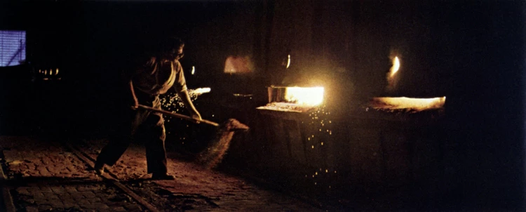 Ffetlo ffwrnais ddur tân agored yng Nglynebwy tua 1962