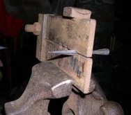 Jig a ddefnyddiwyd i ffurfio pen saeth â phedair asgell.