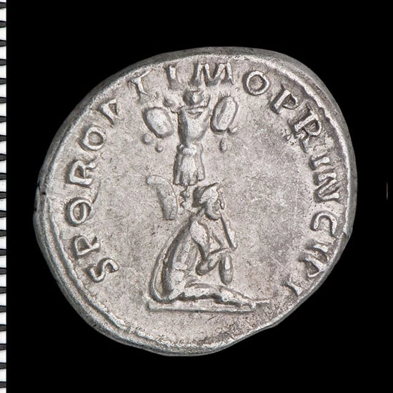 Tlws o arfau a Dacian wedi'i ddal [Trajan]