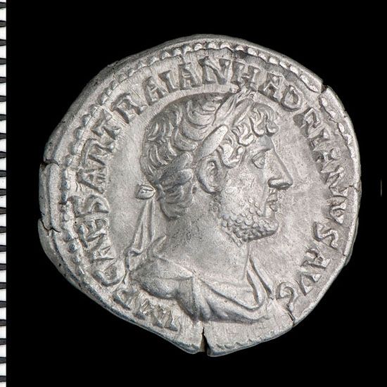 Hadrian yn cael ei fabwysiadu fel etifedd Trajan [Hadrian]