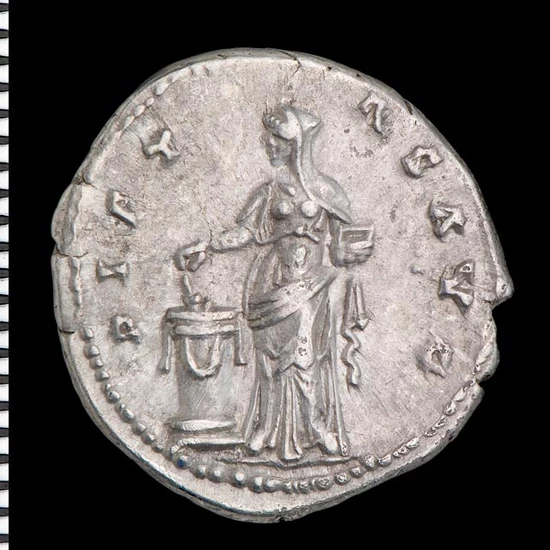 Pietas yn offrymu ger allor [Diva Faustina I]