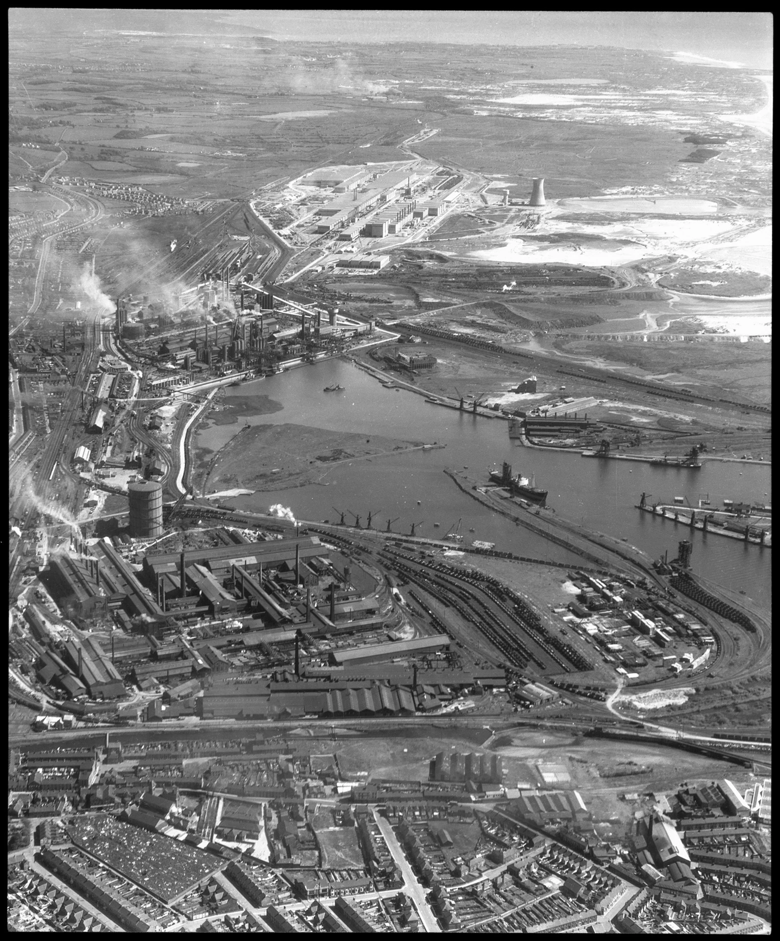 Golwg o’r awyr ar Waith Dur Port Talbot yn y blaendir, Gwaith Dur Margam yn y canol, a Gwaith Dur yr Abaty yn y pellter, 1952.
