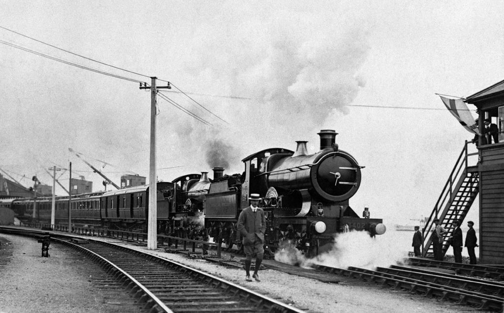 'Off to London' from Fishguard, 30th August 1909 (b/w photo)