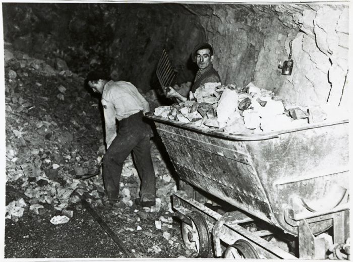 Miners underground at Dinas Silica mine, Pontneddfechan (b/w photo)