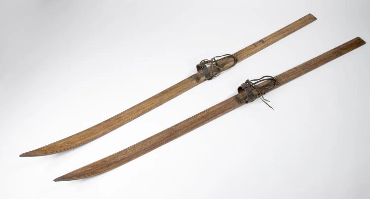 Y sgïau hir, pren a ddefnyddiwyd gan Raymond Priestley ar alldaith olaf Scott.