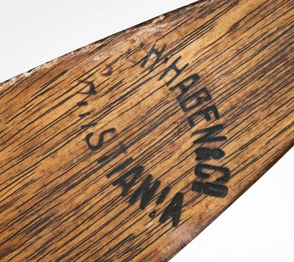 Marc L.H. Hagen&Co., Christiania, ar waelod pob sgi.