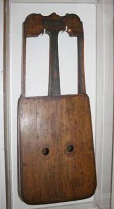 Y crwth yn Amgueddfa ac Oriel Gelf Warrington