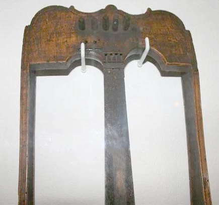 Mae byseddfwrdd coll crwth Warrington yn ein galluogi i weld maint llawn y gofod.