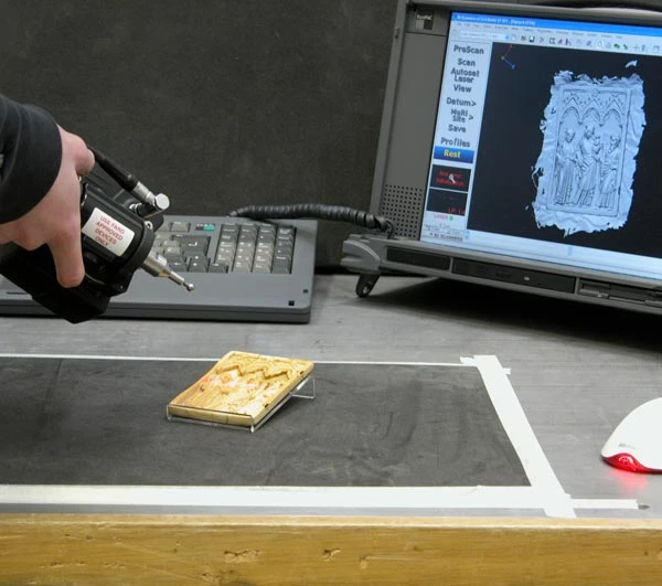 Defnyddiwyd y dechnoleg ddiweddaraf i greu replica manwl o ddarn Lerpwl.