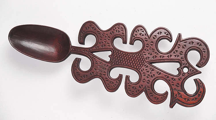 Llwy garu gyda chynlluniau calonnau a gwaith cerfio