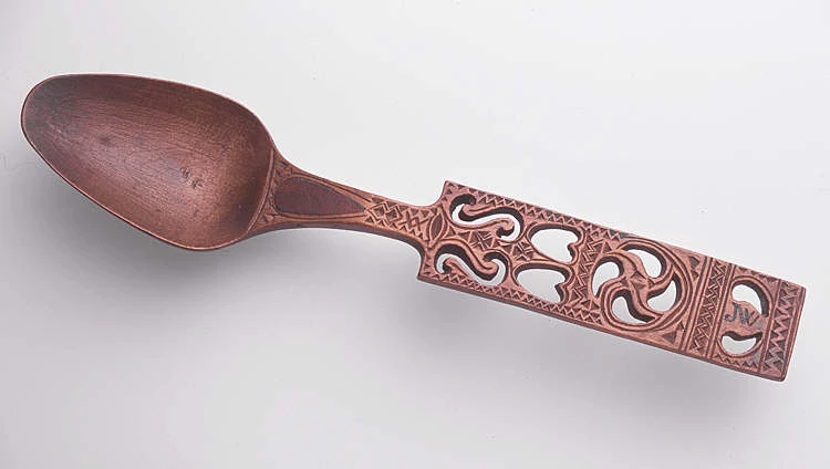 Llwy garu gyda chalonnau a phatrymau geometrig eraill