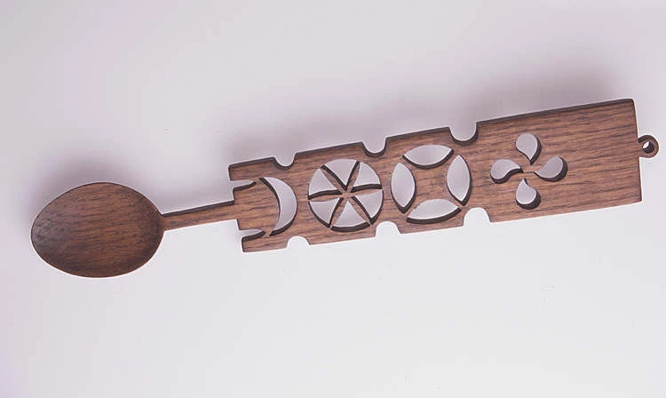 Llwy garu gyda phanel yn cynnwys cynlluniau geometrig