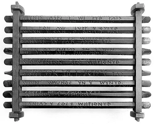 Peithynen - y ffram bren ac ynddi gwyddor ffug Coelbren y Beirdd.