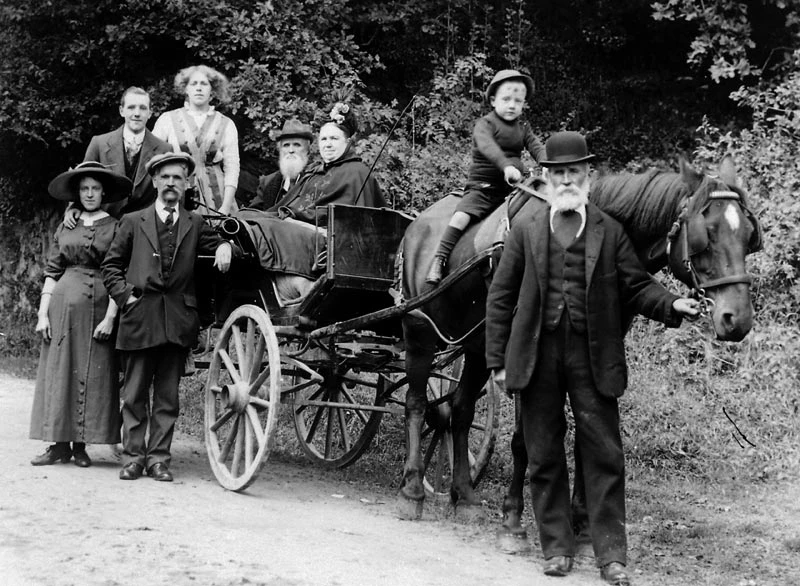 James Mathias (dim perthynas) a'i deulu, tua 1910.