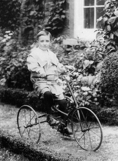 Treifryn Thomas ar ei feic newydd.