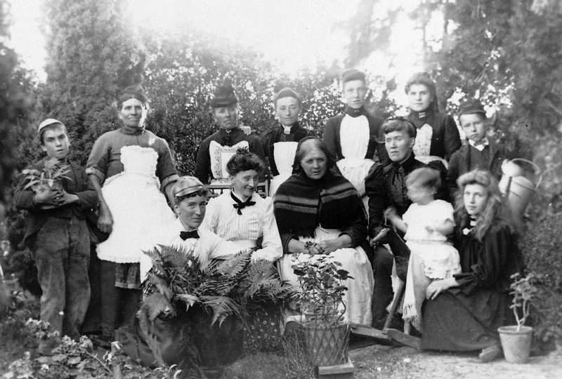 Gweision a morynion anhysbys.