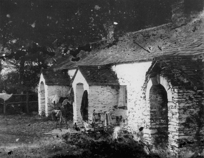 Rhes o fythynnod i weithwyr yn Lancych.