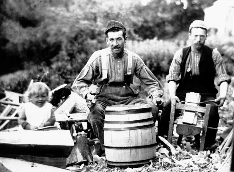 Griffith a Thomas Thomas, hwperiaid lleol, gyda'r baban Johnny Michael Thomas, 1892.