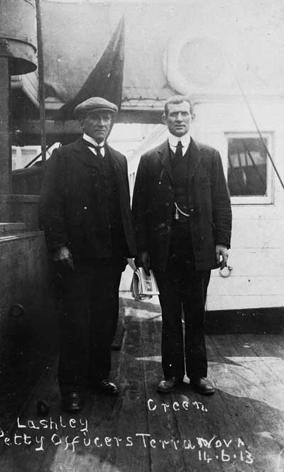 Yr Is-swyddogion William Lashly (chwith) a Tom Crean ar fwrdd y <em>Terra Nova</em> wrth iddi ddychwelyd i Gaerdydd, 14 Mehefin 1913