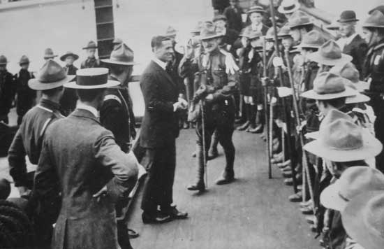 Comander Evans yn rhoi'r faner yn ôl i'r Arweinydd T. W. Harvey ar fwrdd y <em>Terra Nova</em> ar 17 Mehefin 1913