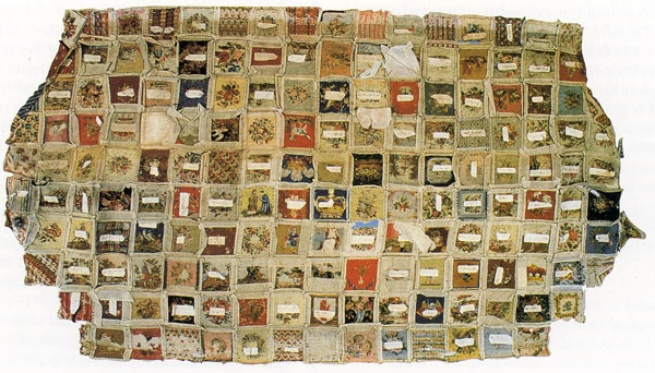 Ochr arall y panel cefn cyn tynnu'r labeli a'i lanhau.