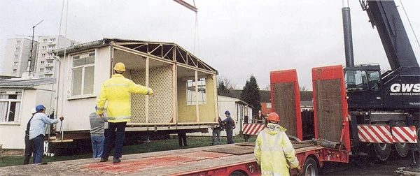 Yr Uned Adeiladau Hanesyddol yn datgymalu'r pre-fab yn Llandinam Crescent yn Nhachwedd 1998.