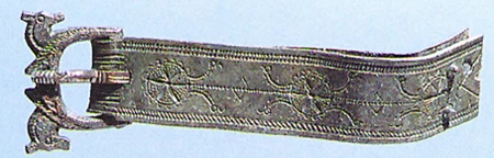 Bwcl a phlât o wregys yn dyddio o'r bedwaredd ganrif a ganfuwyd ar safle'r basilica. Addurnwyd y bwcl gyda dolffiniaid yn wynebu'i gilydd a phennau ceffylau'n edrych tuag allan.