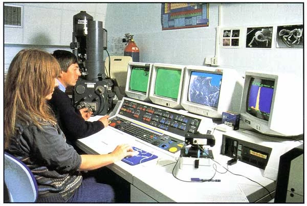 Dadansoddi samplau yn defnyddio Microsgop Scanio Electron